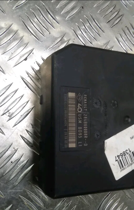 Platine fusible av Renault MEGANE III Coupé (DZ0-1_) 1.5 dci (dz0b) (2009) occasion