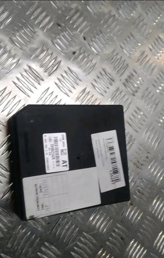 Platine fusible av Renault SCÉNIC III (JZ0-1_) 1.9 dci (jz0j, jz1j, jz1k, jz1s) (2009) occasion