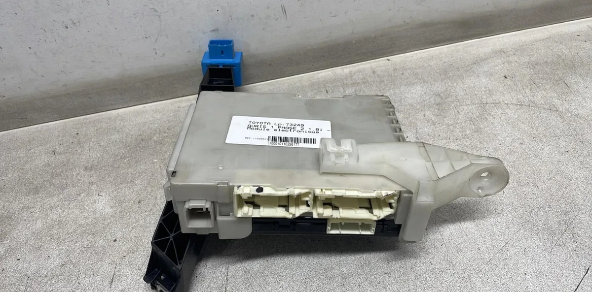Platine fusible av Toyota AURIS (_E15_) 1.8 hybrid (zwe150_) (2010-2012) occasion