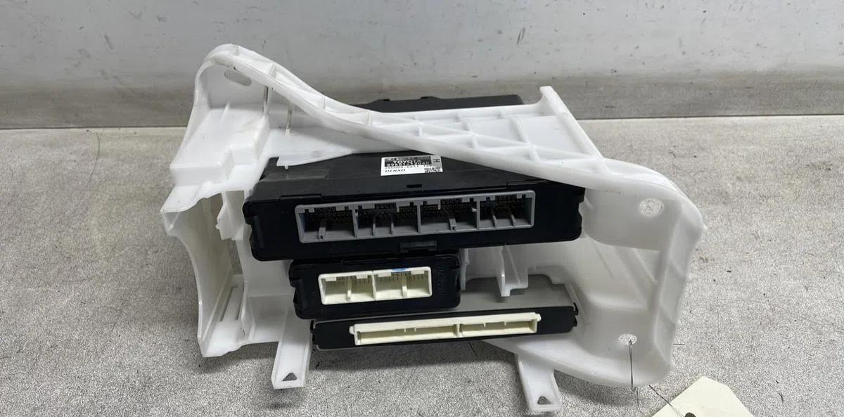 Platine fusible av Toyota AURIS (_E15_) 1.8 hybrid (zwe150_) (2010-2012) occasion