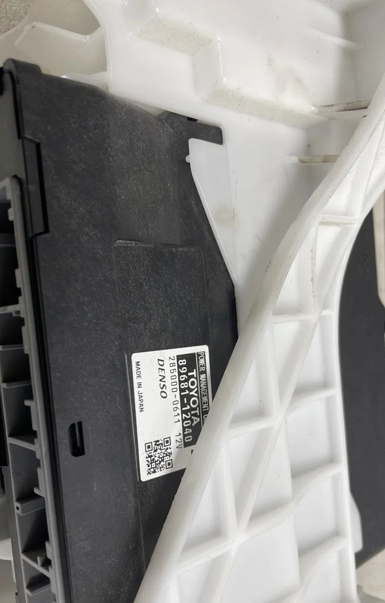 Platine fusible av Toyota AURIS (_E15_) 1.8 hybrid (zwe150_) (2010-2012) occasion