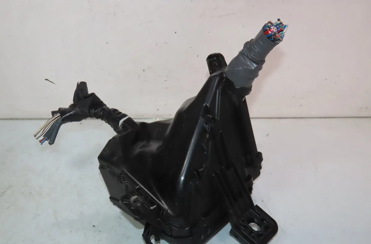 Platine fusible av Toyota YARIS (_P13_) 1.5 hybrid (nhp130_) (2012) occasion