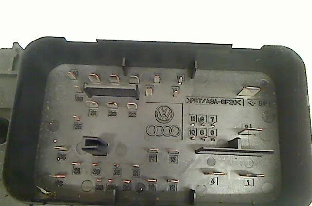 Platine fusible av Volkswagen PASSAT B6 (3C2) 2.0 tdi 16v (2005-2010) occasion