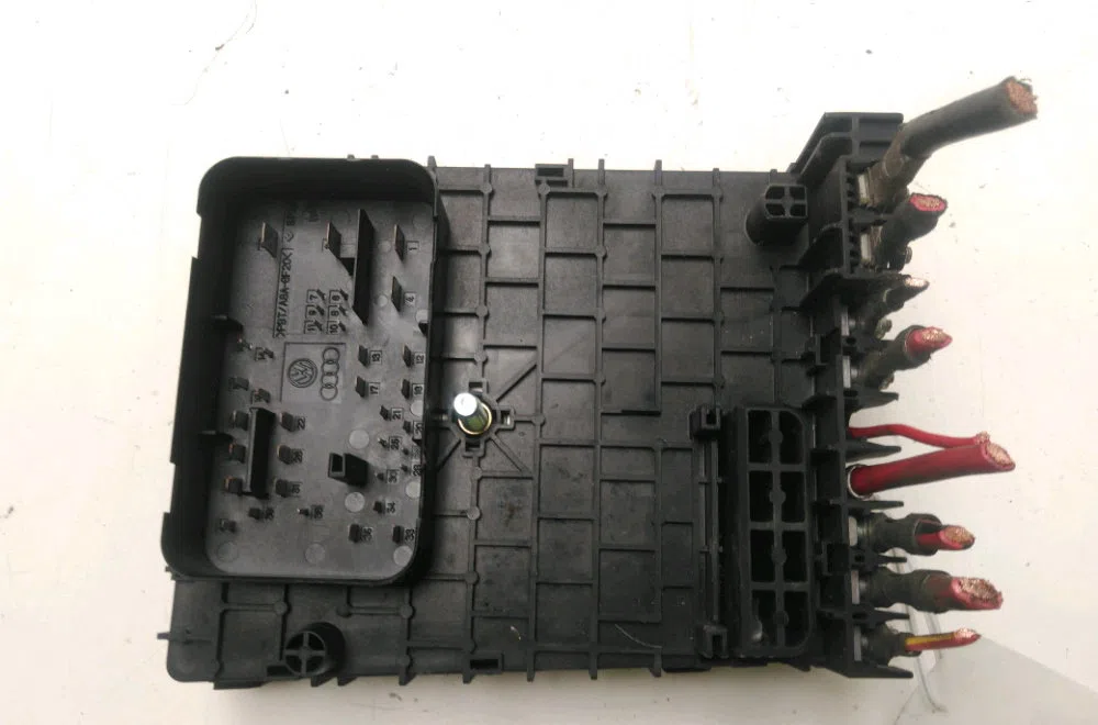 Platine fusible av Volkswagen PASSAT B6 Variant (3C5) 2.0 tdi (2005-2010) occasion