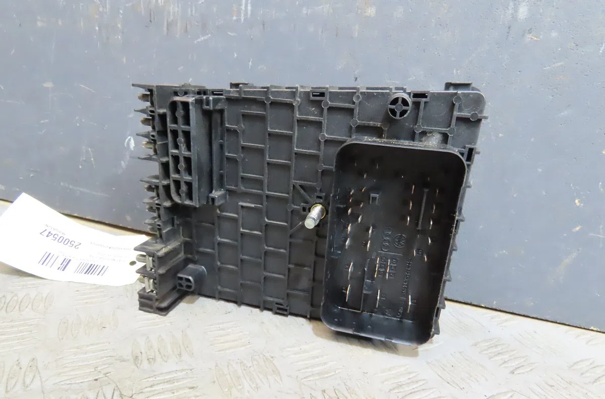 Platine fusible av Volkswagen PASSAT B7 Variant (365) 2.0 tdi (2010-2014) occasion