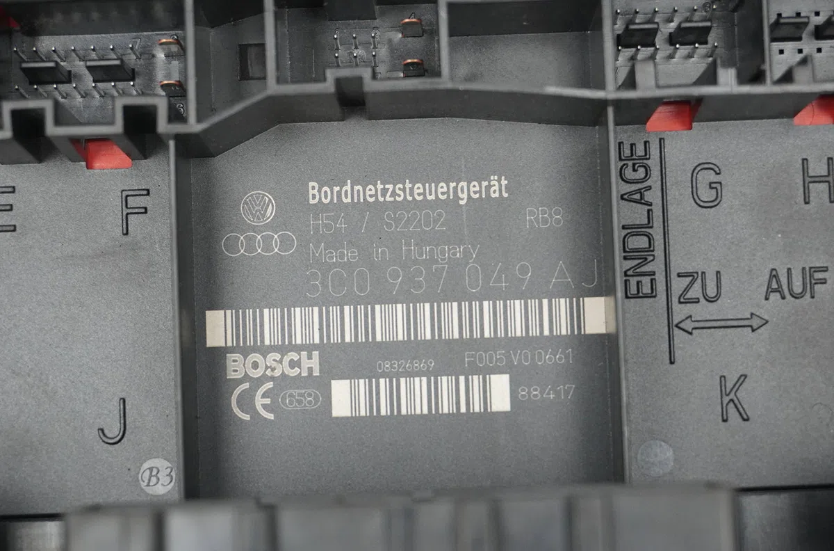 Platine fusible habitacle Volkswagen TOURAN (1T1, 1T2) 2.0 tdi 16v (2003-2010) 5 portes occasion