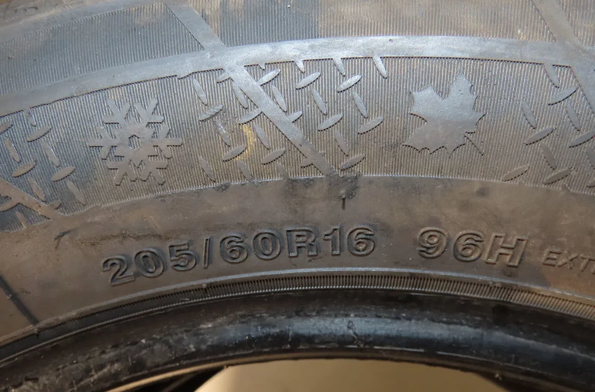 Pneumatiques Renault LAGUNA III (BT0-1) 2.0 dci (bt07, bt0j, bt14, bt1a, bt1s) (2007-2015) 5 portes occasion