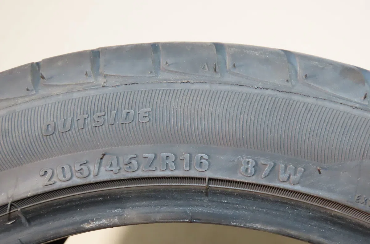 Pneumatiques Volkswagen POLO (9N_, 9A_) 1.6 16v (2006-2009) occasion