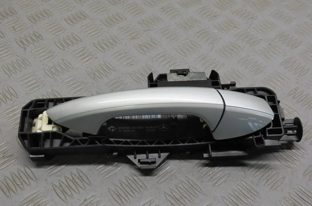 Poignee ext porte ard Mercedes-benz CLASSE C (W204) C 220 cdi (204.008) (2007-2008) 4 portes occasion