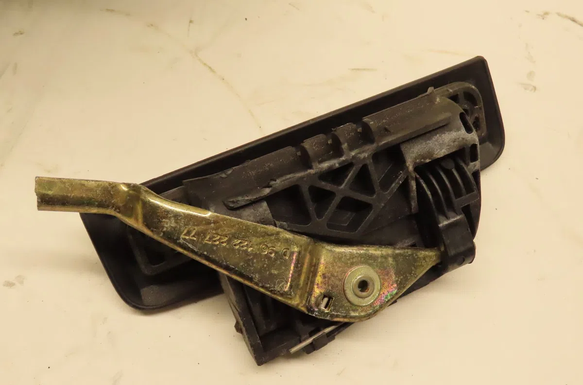Poignee ext porte ard Peugeot 106 I (1A, 1C) 1.1 (1991-1996) occasion