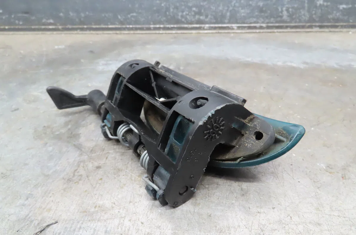Poignee ext porte ard Peugeot 206 3-5 portes (2A-C) 1.4 i (1998-2012) 3 portes occasion