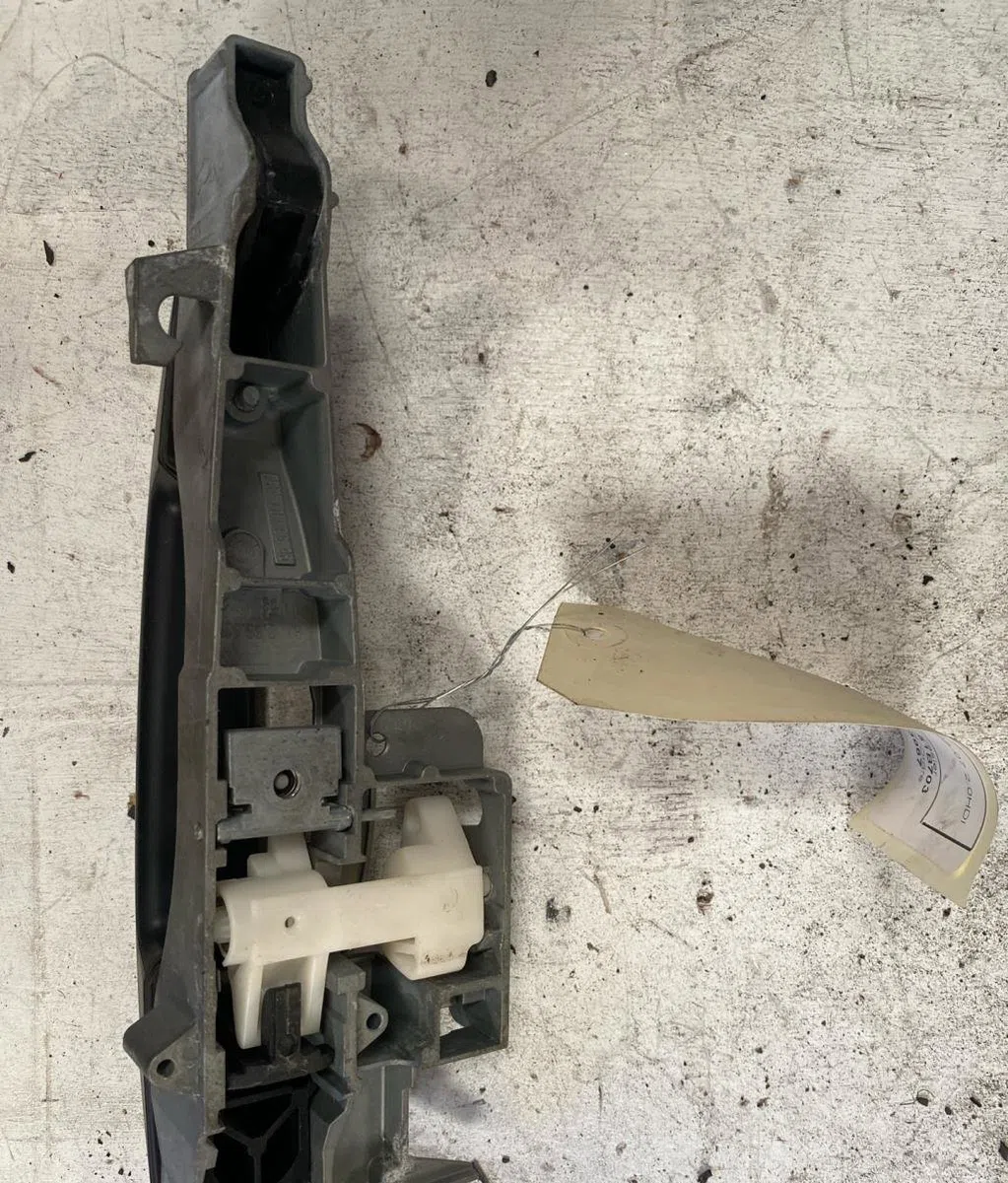 Poignee ext porte ard Peugeot 407 (6D_) 2.0 hdi 135 (6drhrh, 6drhre, 6drhrg, 6drhrj) (2004-2010) 4 portes occasion