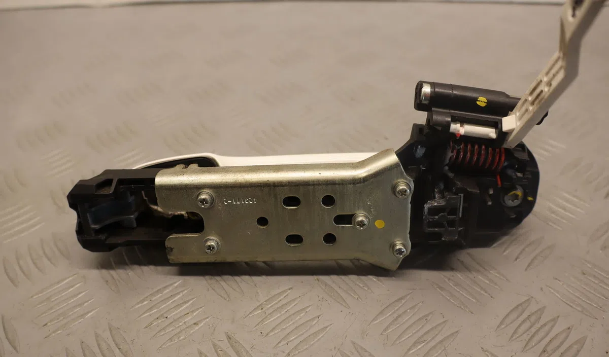 Poignee ext porte ard Toyota AURIS (_E18_) 1.8 hybrid (zwe186_) (2012-2018) occasion