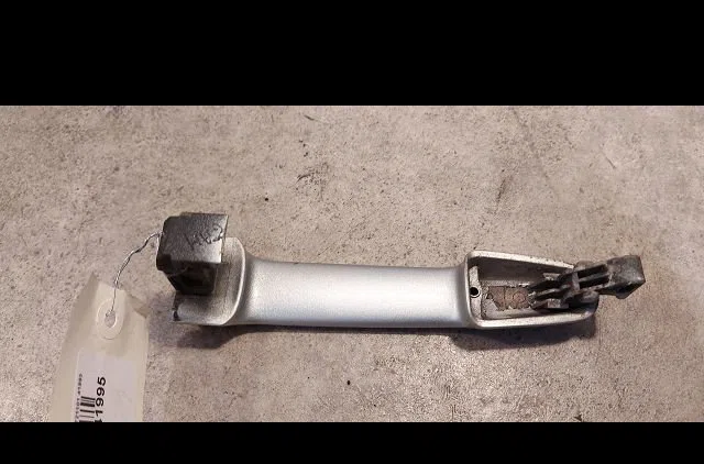 Poignee ext porte ard Toyota COROLLA (_E12_) 1.4 d (nde120_) (2004-2007) 5 portes occasion