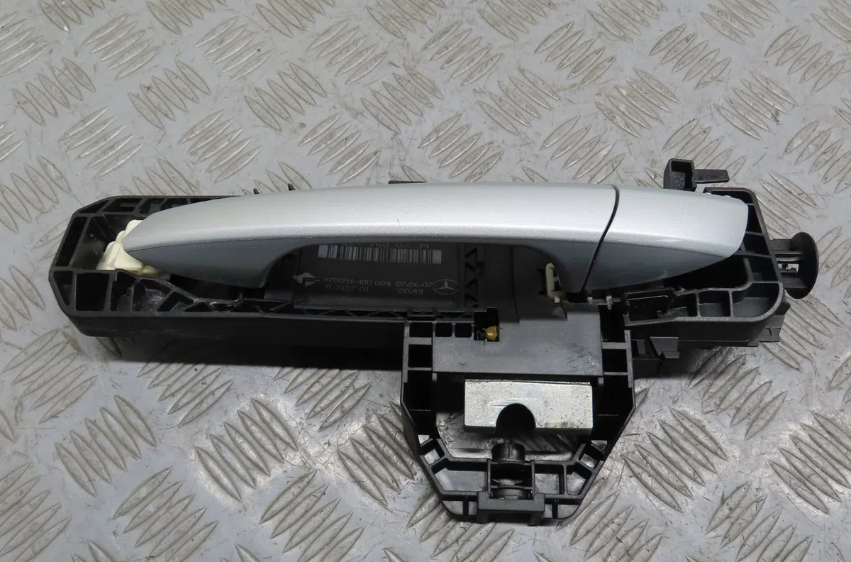 Poignee ext porte arg Mercedes-benz CLASSE C (W204) C 220 cdi (204.008) (2007-2008) 4 portes occasion