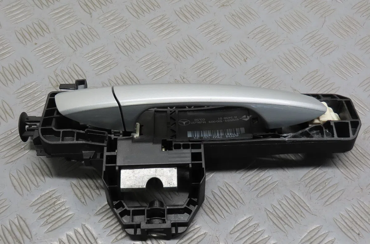 Poignee ext porte avd Mercedes-benz CLASSE C (W204) C 220 cdi (204.008) (2007-2008) 4 portes occasion