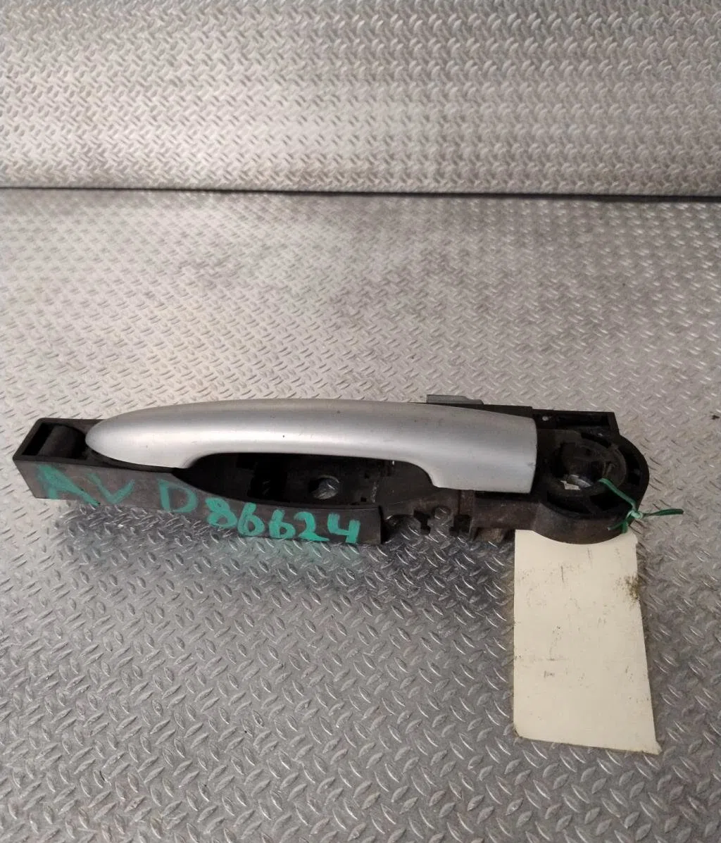 Poignee ext porte avd Renault CLIO III (BR0-1, CR0-1) 1.2 16v (br0p, cr0p) (2007-2014) occasion