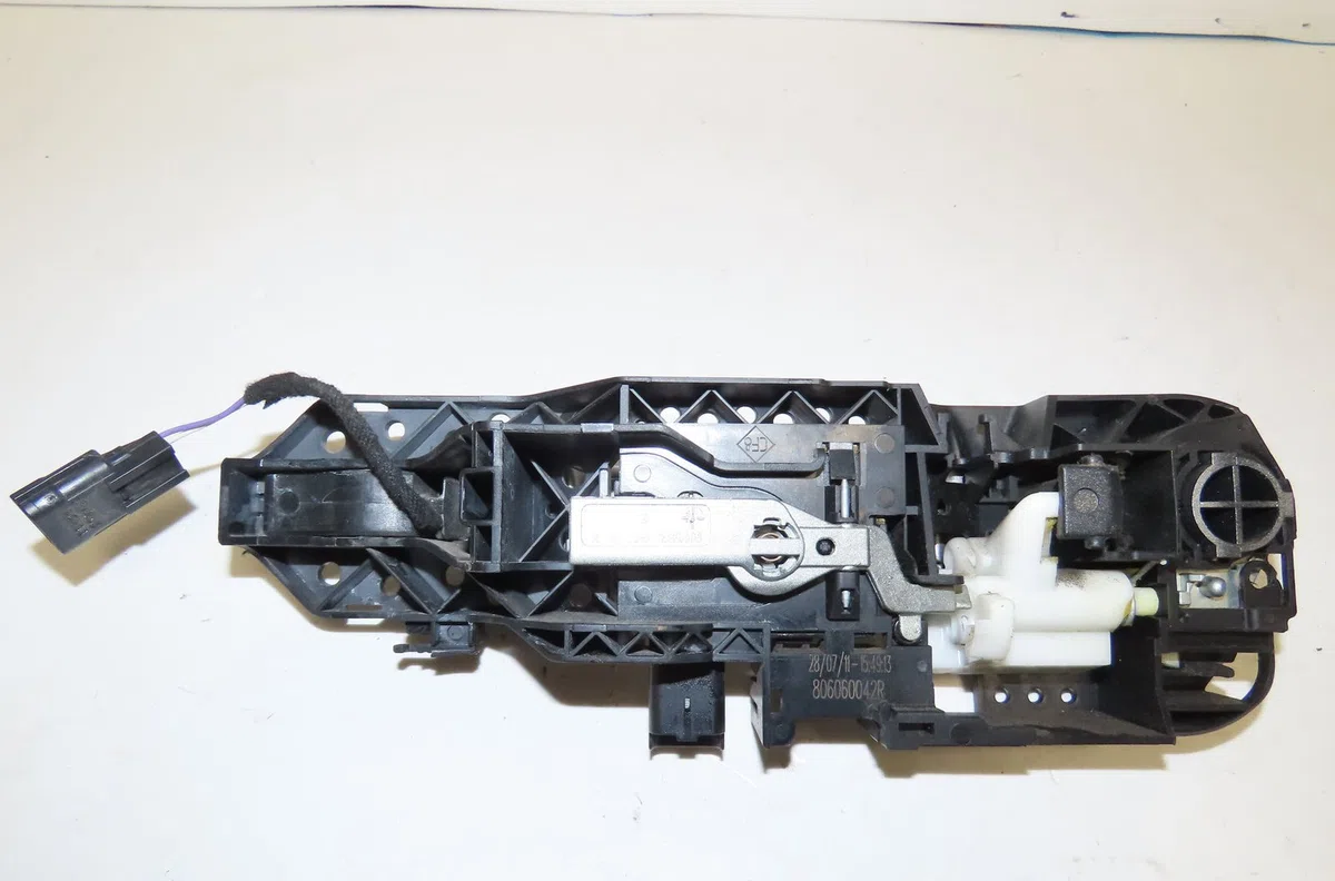 Poignee ext porte avd Renault MEGANE III 3-5 portes (BZ0-1_, B3_) 2.0 dci (bz0l) (2009-2015) occasion