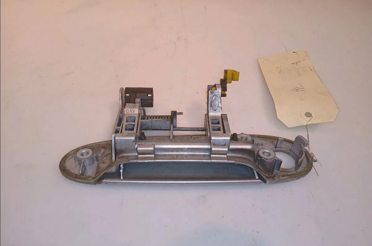 Poignee ext porte avd Toyota YARIS (_P1_) 1.3 (scp12_, scp13_) (2002-2005) occasion