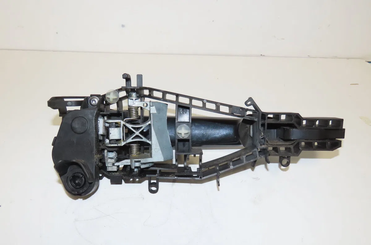 Poignee ext porte avg Bmw 1 (F20) 118 d (2011-2015) occasion