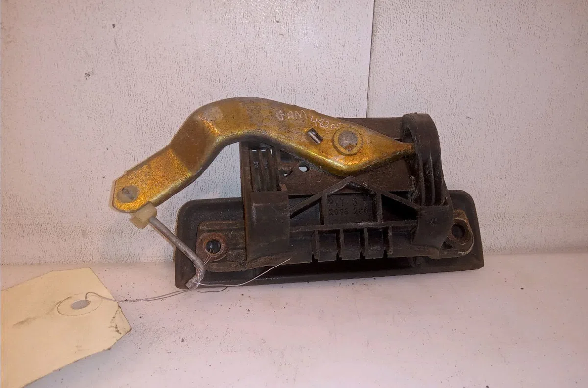 Poignee ext porte avg Peugeot 205 II (20A-C) 1.4 (1988-1998) occasion