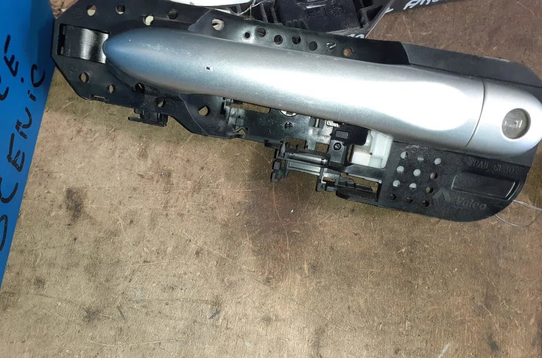 Poignee ext porte avg Renault SCÉNIC III (JZ0-1_) 1.5 dci (2009) 5 portes occasion