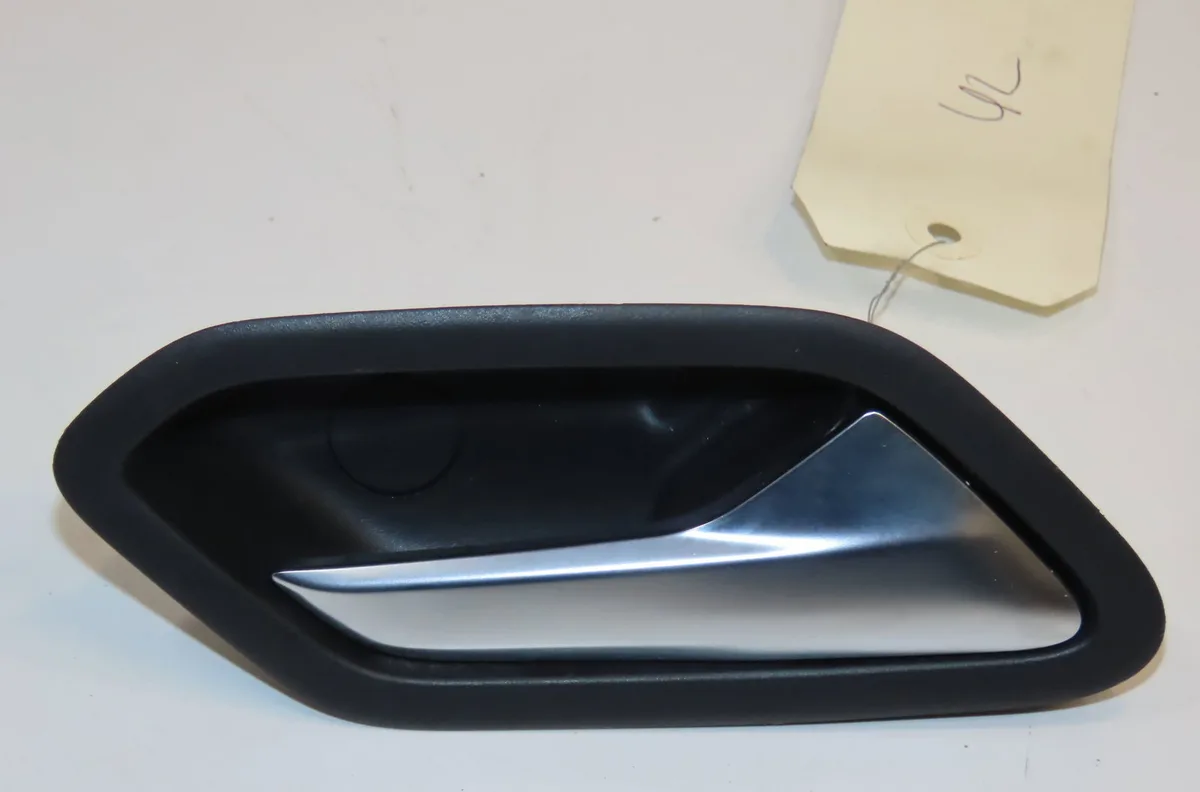 Poignee int porte ard Dacia SANDERO III Liberty 125 i.e. (m73) (2012) occasion