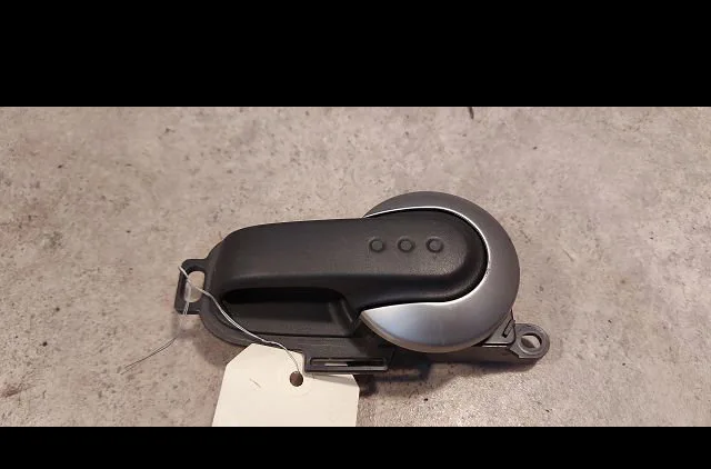 Poignee int porte ard Nissan MICRA III (K12) 1.2 16v (2003-2010) occasion