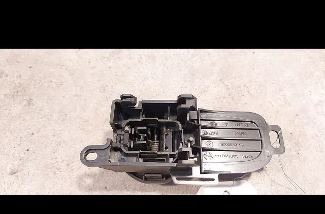 Poignee int porte ard Nissan MICRA III (K12) 1.2 16v (2003-2010) occasion