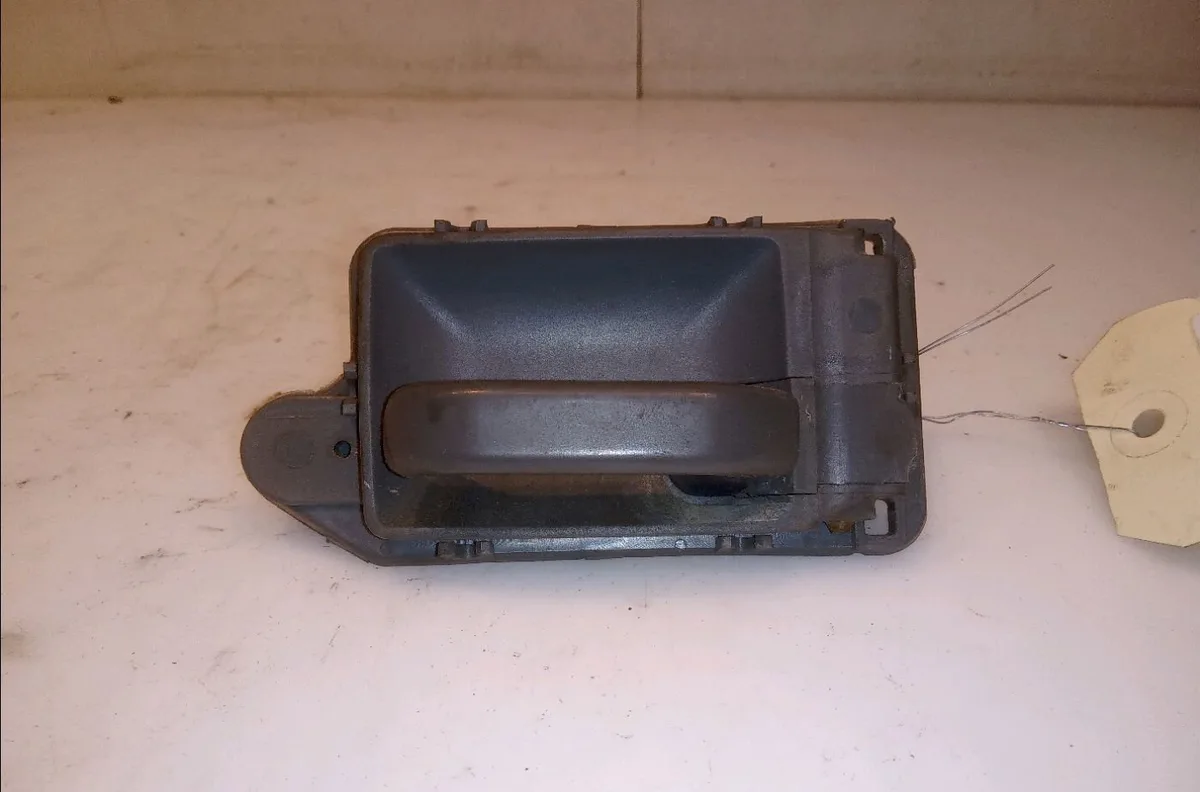 Poignee int porte ard Peugeot 205 II (20A-C) 1.4 (1988-1998) occasion