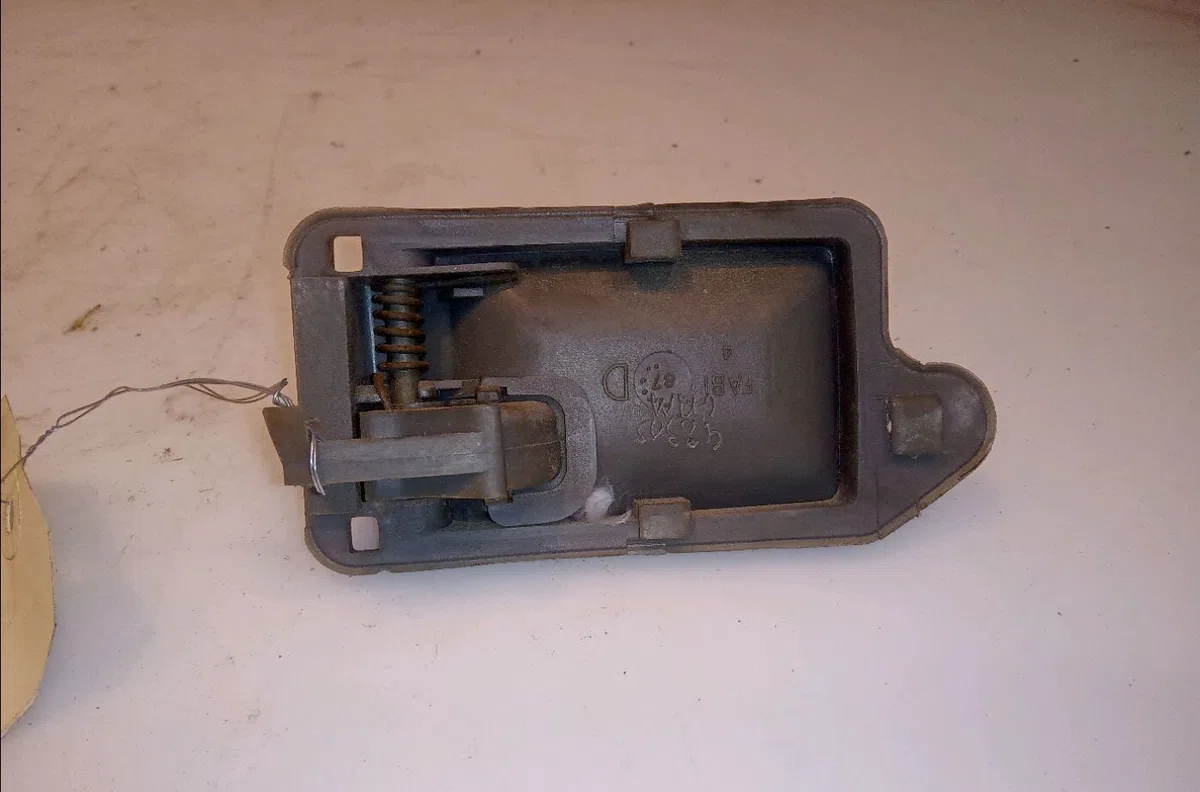 Poignee int porte ard Peugeot 205 II (20A-C) 1.4 (1988-1998) occasion