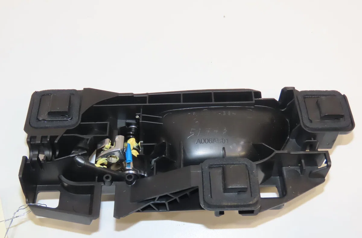 Poignee int porte ard Peugeot 208 II (UB_, UP_, UW_, UJ_) 1.2 puretech 100 (2019) 5 portes occasion