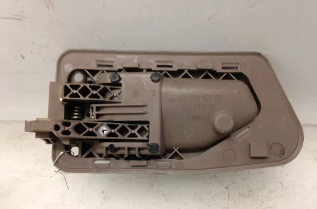 Poignee int porte ard Peugeot 306 3-5 portes (7A, 7C, N3, N5) 1.4 (1993-2001) 5 portes occasion