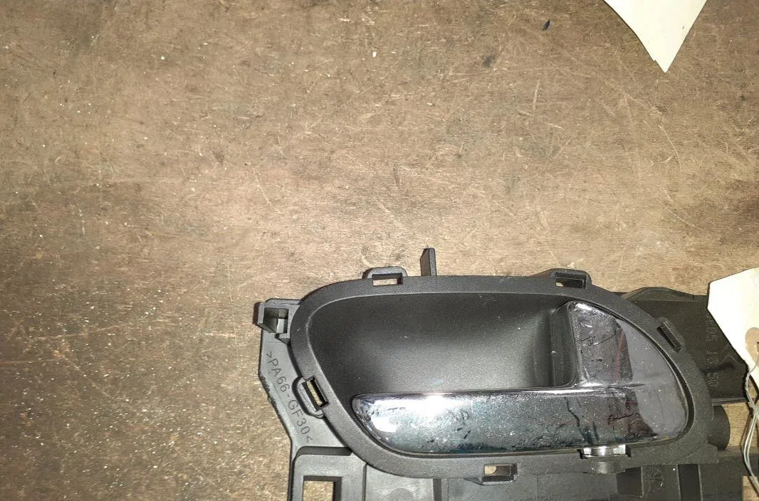 Poignee int porte ard Peugeot 407 (6D_) 2.0 hdi 135 (6drhrh, 6drhre, 6drhrg, 6drhrj) (2004-2010) 4 portes occasion