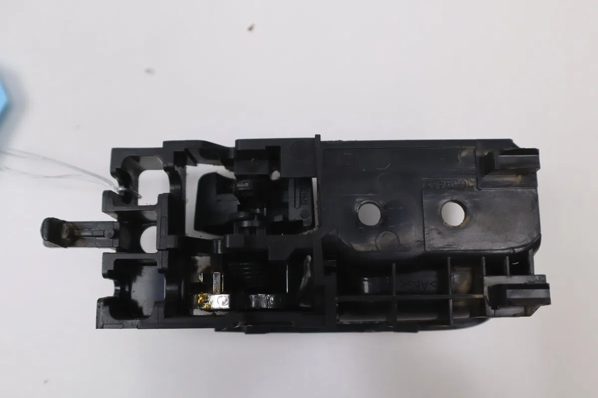 Poignee int porte ard Toyota AVENSIS (_T25_) 2.0 d-4d (cdt250_) (2003-2008) occasion