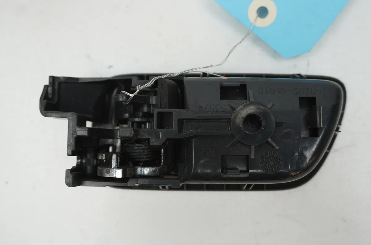 Poignee int porte ard Toyota COROLLA Verso (ZER_, ZZE12_, R1_) 2.2 d-4d (aur10_) (2005-2009) 5 portes occasion
