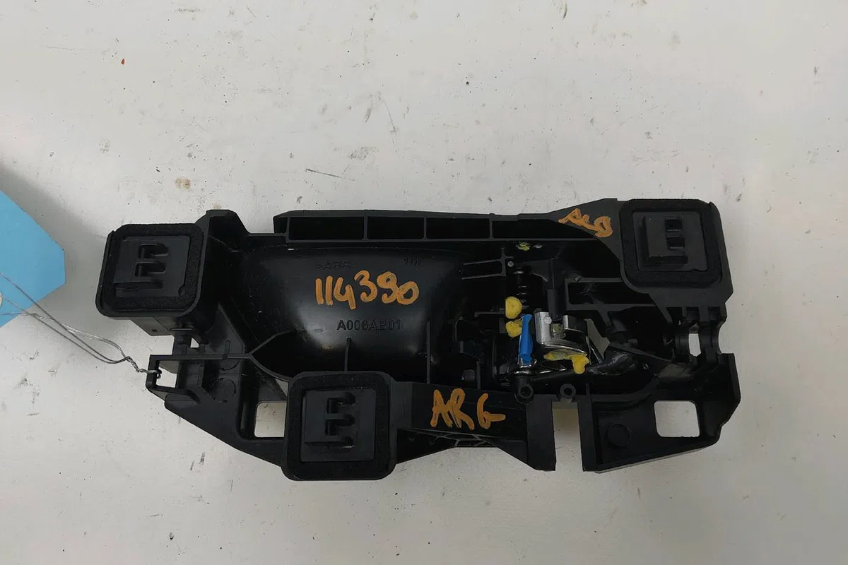 Poignee int porte arg Opel CORSA F 1.2 (68) (2019) occasion