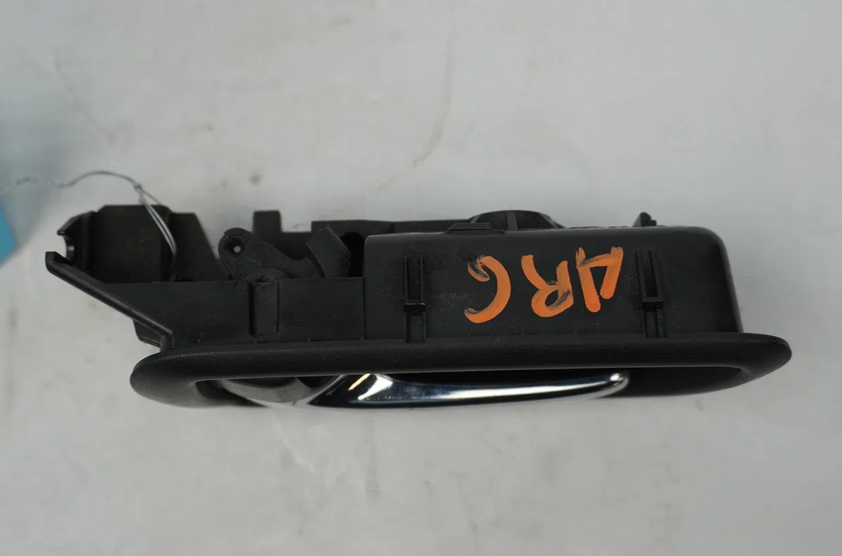 Poignee int porte arg Toyota COROLLA Verso (ZER_, ZZE12_, R1_) 2.2 d-4d (aur10_) (2005-2009) 5 portes occasion