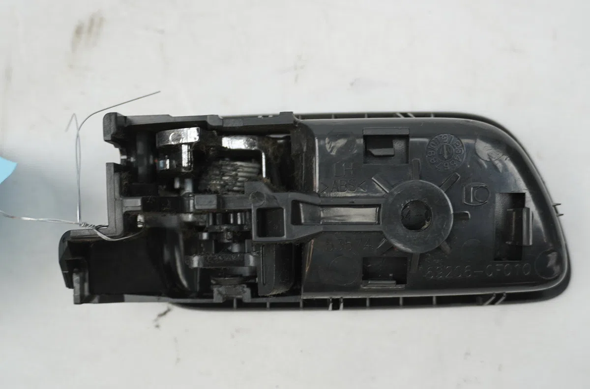 Poignee int porte arg Toyota COROLLA Verso (ZER_, ZZE12_, R1_) 2.2 d-4d (aur10_) (2005-2009) 5 portes occasion