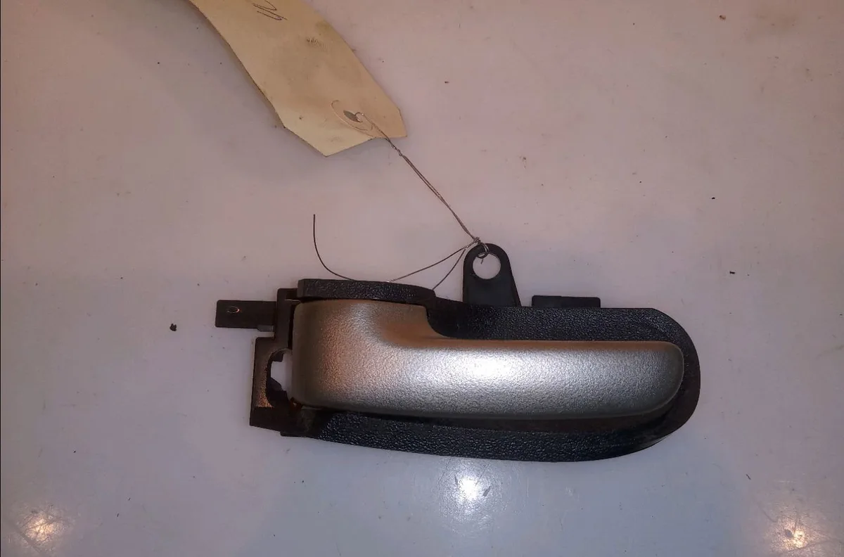 Poignee int porte arg Toyota YARIS (_P1_) 1.3 (scp12_, scp13_) (2002-2005) occasion