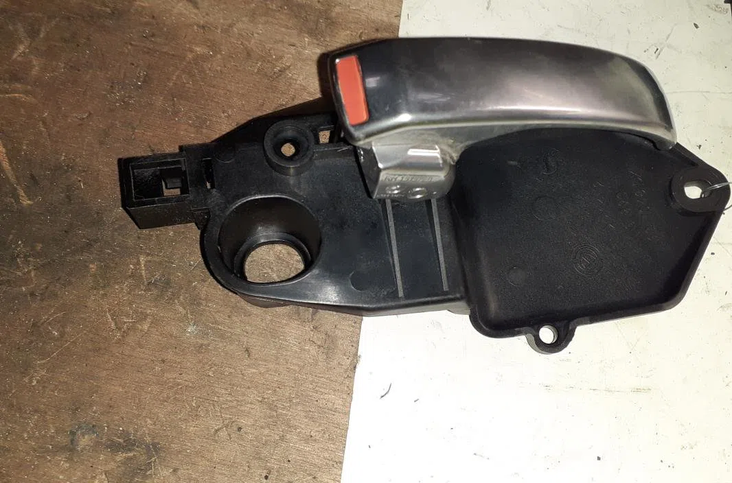 Poignee int porte avd Abarth 500 - 595 - 695 1.4 (312.axz11) (2016) occasion