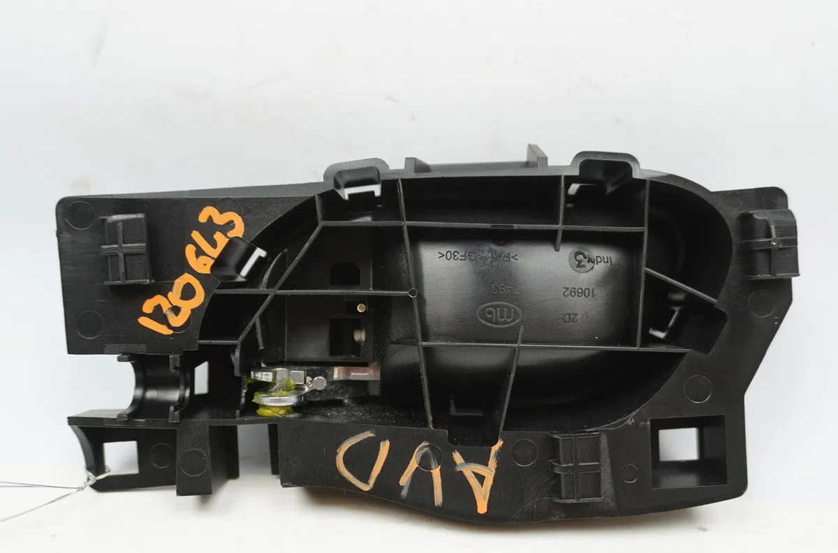 Poignee int porte avd Citroen C4 II (NC_) 1.6 hdi 90 (2009) 5 portes occasion