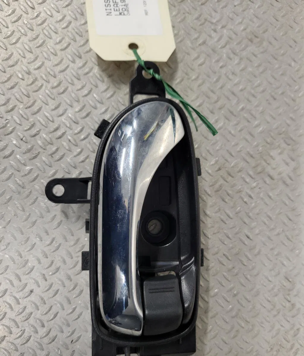 Poignee int porte avd Nissan LEAF (ZE0) Electric (2010) occasion