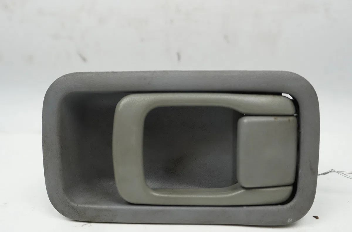 Poignee int porte avd Nissan MICRA II (K11) 1.0 i 16v (1992-2000) occasion