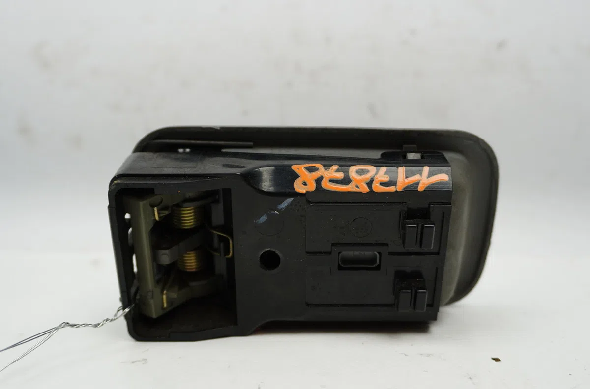 Poignee int porte avd Nissan MICRA II (K11) 1.0 i 16v (1992-2000) occasion