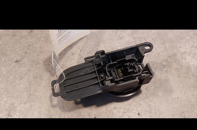 Poignee int porte avd Nissan MICRA III (K12) 1.2 16v (2003-2010) occasion