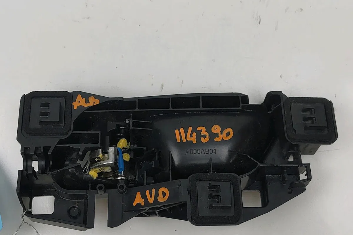 Poignee int porte avd Opel CORSA F 1.2 (68) (2019) occasion