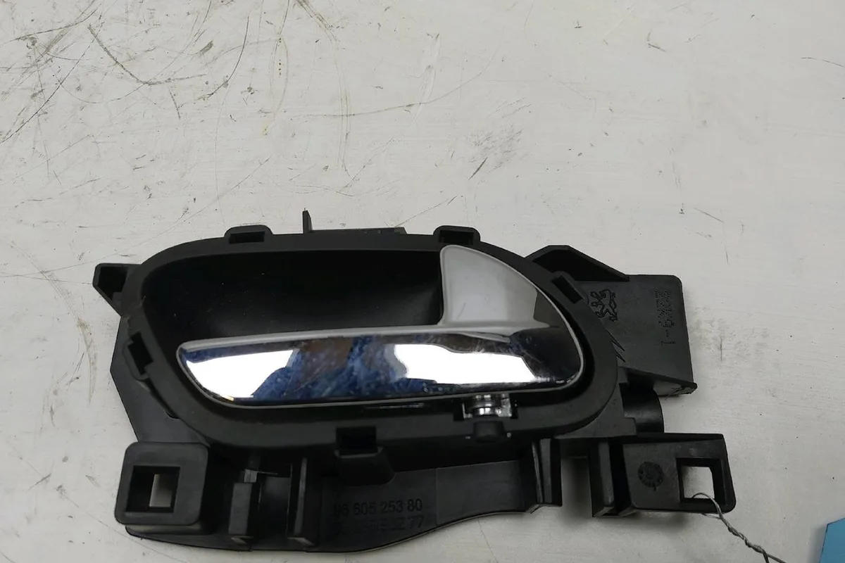 Poignee int porte avd Peugeot 308 I (4A_, 4C_) 2.0 hdi (2007-2014) occasion