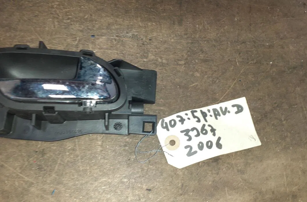 Poignee int porte avd Peugeot 407 (6D_) 2.0 hdi 135 (6drhrh, 6drhre, 6drhrg, 6drhrj) (2004-2010) 4 portes occasion