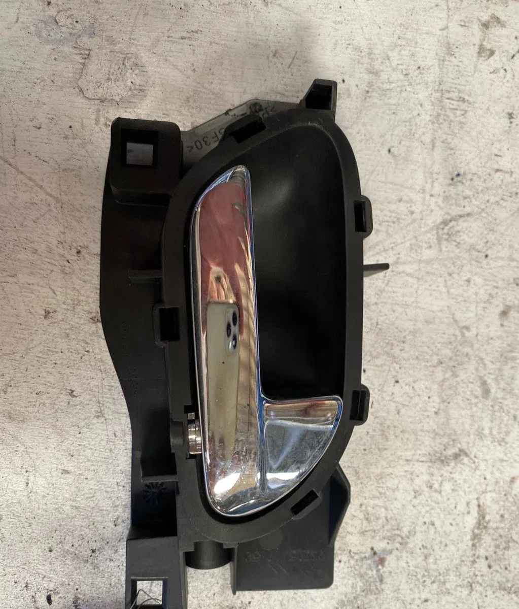 Poignee int porte avd Peugeot 407 (6D_) 2.0 hdi 135 (6drhrh, 6drhre, 6drhrg, 6drhrj) (2004-2010) 4 portes occasion